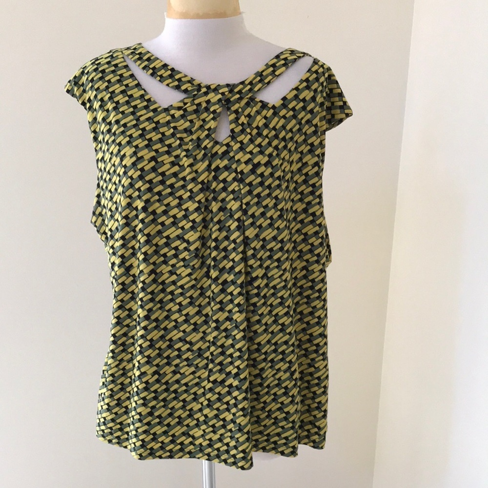 Kasper XL twisted cut out neck with keyhole top.